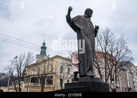 Lviv, Ukraine - 10 mars 2022 : une jeune fille touristique sourit sous le Monument de Taras Shevchenko dans le centre-ville de Lviv Banque D'Images