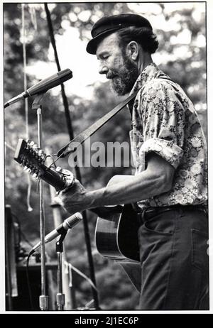 Pete Seeger, chanteur populaire et activiste social, se produisant au bandshell de Centra Park vers 1974. Il jouait une guitare à 12 cordes. Banque D'Images