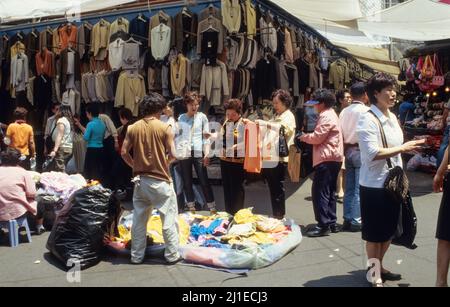 Vendeurs de rue vendant des textiles à une voie de marché dans le quartier commerçant de Dongdaemun à Séoul. Banque D'Images