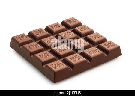 Moscou,Russie - 22 mars 2022: Ritter Sport barre de chocolat noir isolée sur fond blanc Banque D'Images