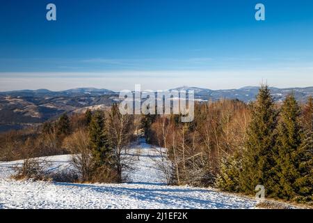 Vue sur le paysage d'hiver avec les monts Beskydy en République tchèque. Banque D'Images