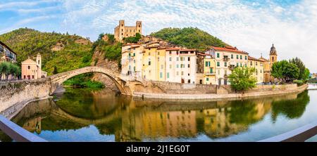 Vue panoramique village médiéval de Dolceacqua en Ligurie Riviera, Château de Doria, Pont de Monet, Italie, Ligurie, province d'Imperia : août 12,2022 Banque D'Images