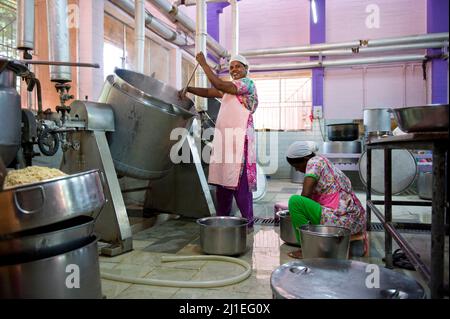 Auroville, Inde - 2016 août : la cuisine solaire fournit plus de 1000 repas chaque jour aux résidents d'Auroville. Banque D'Images