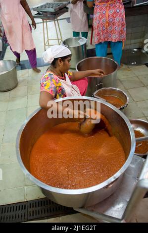 Auroville, Inde - 2016 août : la cuisine solaire fournit plus de 1000 repas chaque jour aux résidents d'Auroville. Banque D'Images