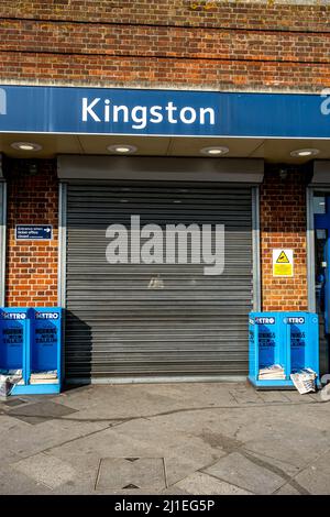 Kingston-upon-Thames, Kingston London, Royaume-Uni, mars 23 2022, entrée à la gare de Kingston avec obturateur de sécurité fermé et bacs à journaux Metro Banque D'Images