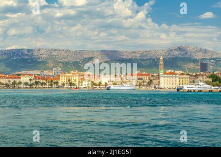 Vue de la mer sur le centre historique de Split avec les montagnes en arrière-plan, Croatie, Europe. Banque D'Images