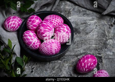 Motif en dentelle, œufs de Pâques peints dans un bol avec vue de dessus de l'espace pour les copies. Vacances de Pâques Banque D'Images