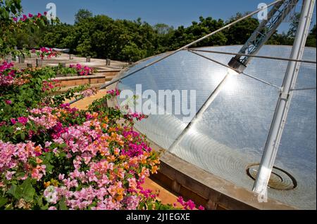 Auroville, Inde - août 2016 : le bol solaire de la cuisine solaire. Il mesure 18 mètres de large et aide à préparer le déjeuner pour plus de 1000 repas par jour. Banque D'Images