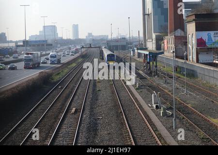 Un train parallèle à une autoroute Banque D'Images