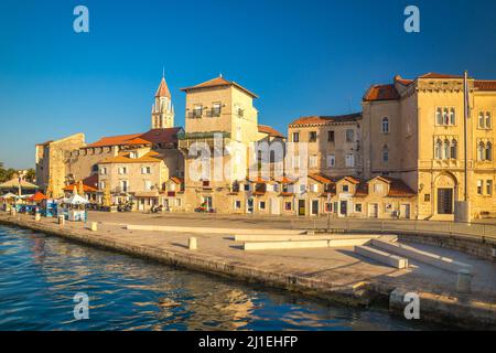 Front de mer avec promenade dans la vieille ville de Trogir, Croatie, Europe. Banque D'Images