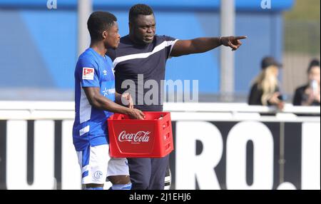 Ville de Gelsenkirchen, Allemagne. 24th mars 2022. Firo : 03/24/2022 Fuvuball, 2.Bundesliga, saison 2021/2022, FC Schalke 04 - FC Utrecht Test Match GERALD ASAMOAH AVEC DANIEL KYEREWAA/dpa/Alamy Live News Banque D'Images