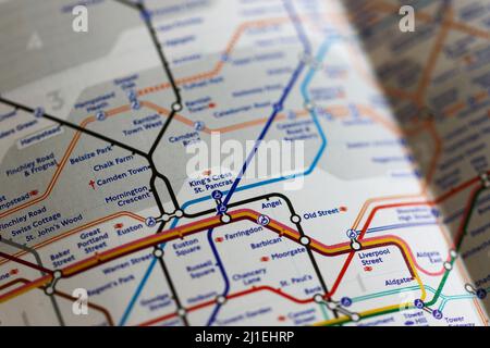 Carte du métro de Londres. Attention à l'arrêt de la gare de Kings Cross St Pancras. Signalisation pour les transports dans la capitale du Royaume-Uni. Angleterre Banque D'Images