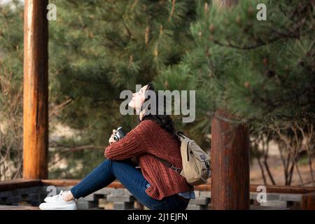 Femme touriste se reposant dans un parc - photo de stock Banque D'Images