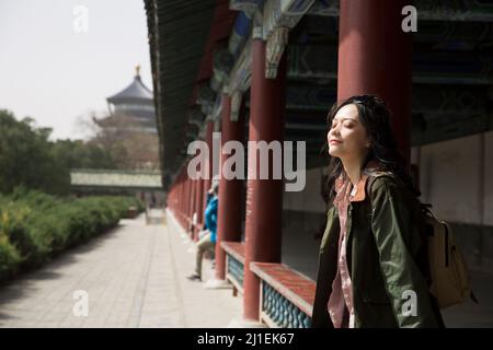 Femme touriste se reposant dans un pavillon dans un parc classique - photo de stock Banque D'Images