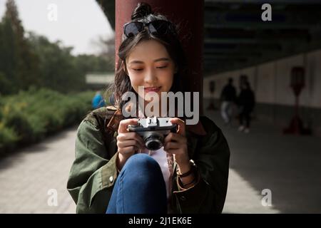 Femme touriste se reposant dans un pavillon dans un parc classique - photo de stock Banque D'Images