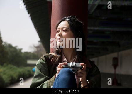 Femme touriste se reposant dans un pavillon dans un parc classique - photo de stock Banque D'Images