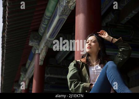 Femme touriste se reposant dans un pavillon dans un parc classique - photo de stock Banque D'Images