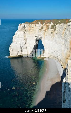 Célèbre arche naturelle 'la Monneporte' dans les falaises en aval d'Étretat, commune dans le département Seine-Maritime en haute-Normandie Banque D'Images