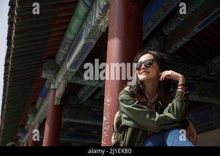 Femme touriste se reposant dans un pavillon dans un parc classique - photo de stock Banque D'Images