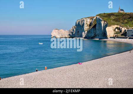 Célèbre plage de galets et falaises “d’Amont” à Etretat et arche “le Chaudron” et chapelle “notre-Dame de la Garde”, en France Banque D'Images