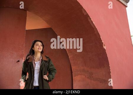 Jeune femme touriste sous l'arche rouge - photo de stock Banque D'Images