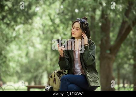 Gros plan de la femme touriste écoutant de la musique - photo de stock Banque D'Images