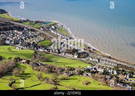 Au-dessus de Llanfairfechan vu de la carrière de Penmaenmawr. La A55 North Wales Expressway longe la côte. Llanfairfechan Conwy nord du pays de Galles Royaume-Uni Grande-Bretagne Banque D'Images