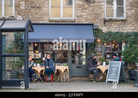 Personnes ayant du café à l'extérieur pendant la pandémie Covid 19 malgré le temps froid, Tetbury, Gloucestershire, Royaume-Uni Banque D'Images