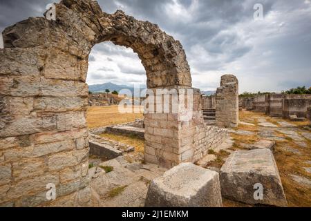 Ruines de l'amphithéâtre de la colonie archéologique romaine dans le Solin, près de la ville de Split, Croatie, Europe. Banque D'Images