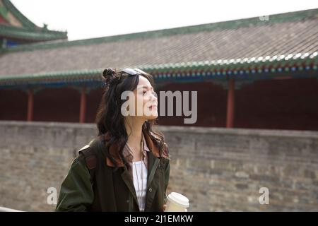 Jeune femme touriste marchant sur le mur de la ville antique - photo de stock Banque D'Images