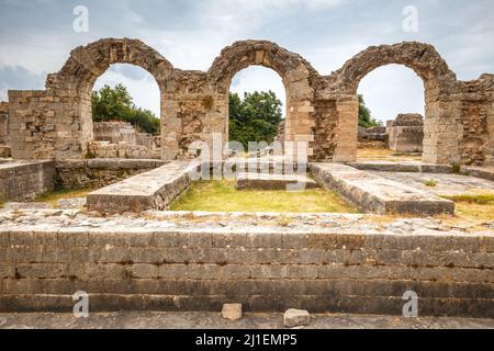 Ruines archéologiques de bâtiments romains de peuplement dans le Solin, près de la ville de Split, Croatie, Europe. Banque D'Images