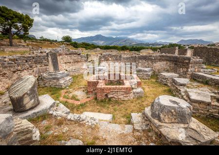 Ruines archéologiques de bâtiments romains de peuplement dans le Solin, près de la ville de Split, Croatie, Europe. Banque D'Images