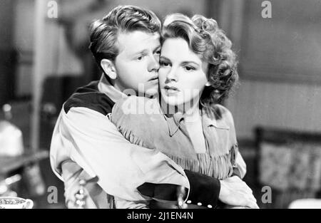 MICKEY ROONEY et JUDY GARLAND dans GIRL CRAZY (1943), réalisé par NORMAN TAUROG. Crédit: M.G.M. / Album Banque D'Images