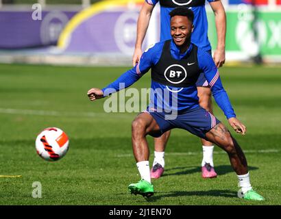 Raheem Sterling d'Angleterre pendant une séance d'entraînement au parc St George, Burton-upon-Trent. Date de la photo : vendredi 25 mars 2022. Banque D'Images