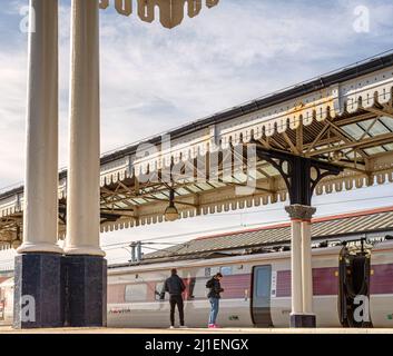 Plate-forme de la gare avec un train . Le toit est un toit historique et les passagers sont sur la plate-forme. Banque D'Images