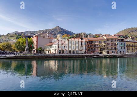 Omegna, vue sur la ville, Italie, Piémont, Lac Orta Banque D'Images