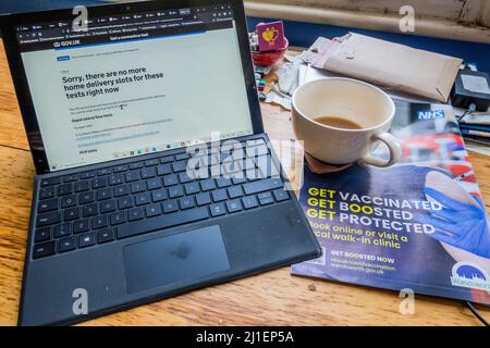 Londres, Royaume-Uni. 25th mars 2022. Le gouvernement cesse de fournir des tests de débit latéral avant la date limite de réclamation. Le site NHS pour commander en ligne n'a pas de kits disponibles depuis plusieurs jours maintenant. En même temps, le conseil du NHS via le magazine local du conseil est de se faire vacciner, de se faire doper, de se protéger. Crédit : Guy Bell/Alay Live News Banque D'Images