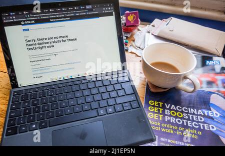 Londres, Royaume-Uni. 25th mars 2022. Le gouvernement cesse de fournir des tests de débit latéral avant la date limite de réclamation. Le site NHS pour commander en ligne n'a pas de kits disponibles depuis plusieurs jours maintenant. En même temps, le conseil du NHS via le magazine local du conseil est de se faire vacciner, de se faire doper, de se protéger. Crédit : Guy Bell/Alay Live News Banque D'Images