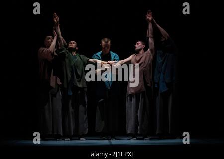 Deluxe - représentation à Sadlers Wells par le Ballet Boyz. Le spectacle voit Xie Xin, danseuse et chorégraphe basée à Shanghai (TAO Dance Theatre, Sidi Larbi) Banque D'Images