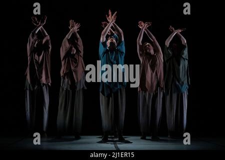 Deluxe - représentation à Sadlers Wells par le Ballet Boyz. Le spectacle voit Xie Xin, danseuse et chorégraphe basée à Shanghai (TAO Dance Theatre, Sidi Larbi) Banque D'Images