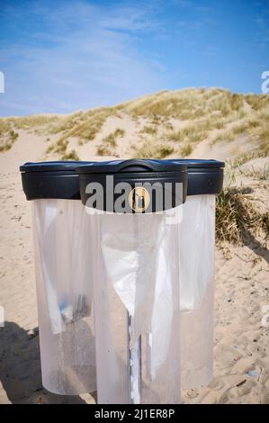 Nouvelles poubelles en plastique transparent sur la plage de St Annes Banque D'Images