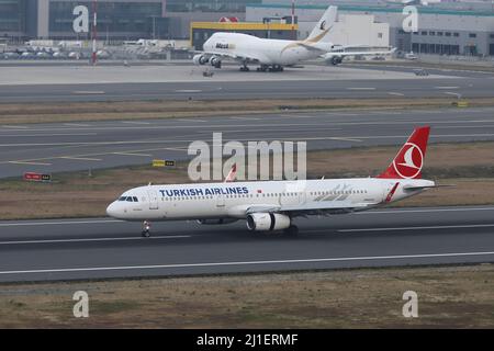 ISTANBUL, TURQUIE - 15 SEPTEMBRE 2021 : Turkish Airlines Airbus 321-231 (CN 5633) débarquant à l'aéroport international d'Istanbul. Banque D'Images