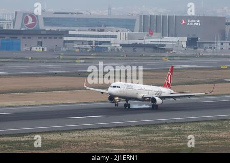 ISTANBUL, TURQUIE - 15 SEPTEMBRE 2021 : Turkish Airlines Airbus 321-231 (CN 5633) débarquant à l'aéroport international d'Istanbul. Banque D'Images