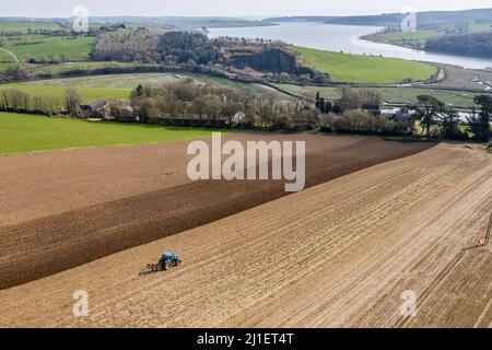 Timoleague, West Cork, Irlande. 25th mars 2022. L'agriculteur Denis Flynn prépare le terrain pour semer l'orge lors d'une journée chaude à Timoleague. La journée sera principalement ensoleillée avec des sommets de 14-17C. Crédit : AG News/Alay Live News Banque D'Images