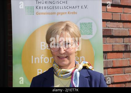 Jena, Allemagne. 25th mars 2022. Astrid Heßmer, Directrice générale de la Société du cancer de Thuringe, se trouve devant le bureau. Les personnes d'Ukraine qui ont fui la guerre dans leur pays d'origine et qui souffrent d'un cancer reçoivent une aide médicale en Thuringe. La Société thuringeoise du cancer a lancé une campagne d'aide pour orienter les patients ukrainiens vers des hôpitaux et des médecins de pratique privée dans l'État libre pour qu'ils reçoivent un traitement. Credit: Bodo Schackow/dpa-Zentralbild/dpa/Alay Live News Banque D'Images