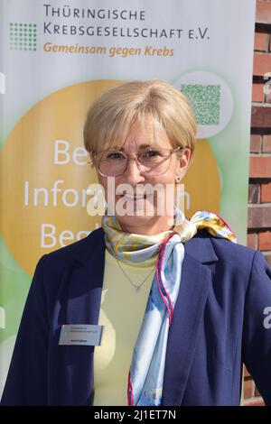 Jena, Allemagne. 25th mars 2022. Astrid Heßmer, Directrice générale de la Société du cancer de Thuringe, se trouve devant le bureau. Les personnes d'Ukraine qui ont fui la guerre dans leur pays d'origine et qui souffrent d'un cancer reçoivent une aide médicale en Thuringe. La Société thuringeoise du cancer a lancé une campagne d'aide pour orienter les patients ukrainiens vers des hôpitaux et des médecins de pratique privée dans l'État libre pour qu'ils reçoivent un traitement. Credit: Bodo Schackow/dpa-Zentralbild/dpa/Alay Live News Banque D'Images