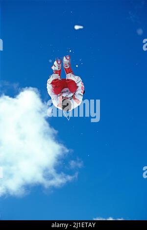 Australie. Victoria. Monter le Buller. Jeune homme ski somersault. Banque D'Images