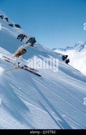 Nouvelle-Zélande. Jeune femme ski alpin sur les pistes alpines. Banque D'Images