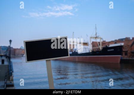 Modèle de maquette vide étiquette Blackboard contre Soldek le premier navire construit en Pologne après la Seconde Guerre mondiale au chantier naval de Gdansk et navire musée aujourd'hui Banque D'Images