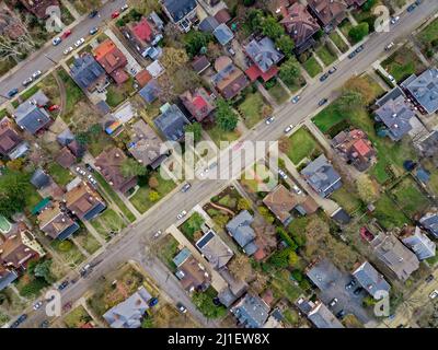 Vue de dessus des toits de maison sur les rues parallèles dans un vieux quartier de la côte est de Squirrel Hill, Pittsburgh, Pennsylvanie. Rue diagonale. Banque D'Images